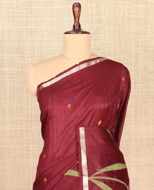 Coffee Brown Matka Silk Saree, Accentuated with Meena Buttas and Jamdani Floral Design On Its Body, Subtle Piping Border, Pallu Features Jamdani Floral Weave, and Paired with a Contrast Blouse