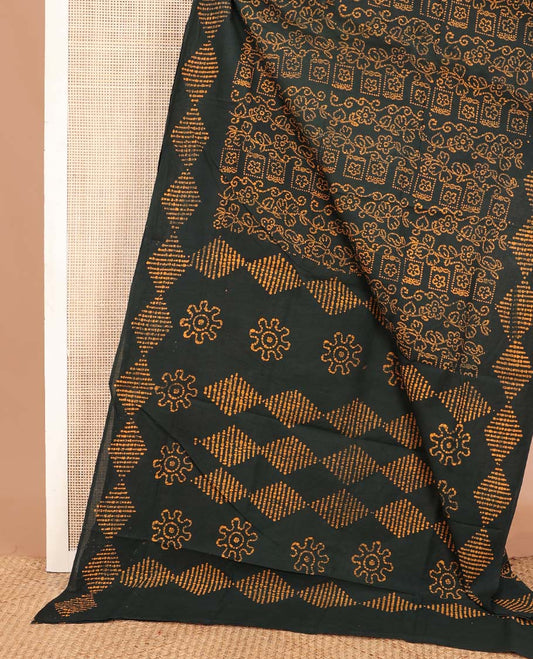 Green batik floral printed Sungudi cotton saree, batik-style printed border & pallu of diamond patterns