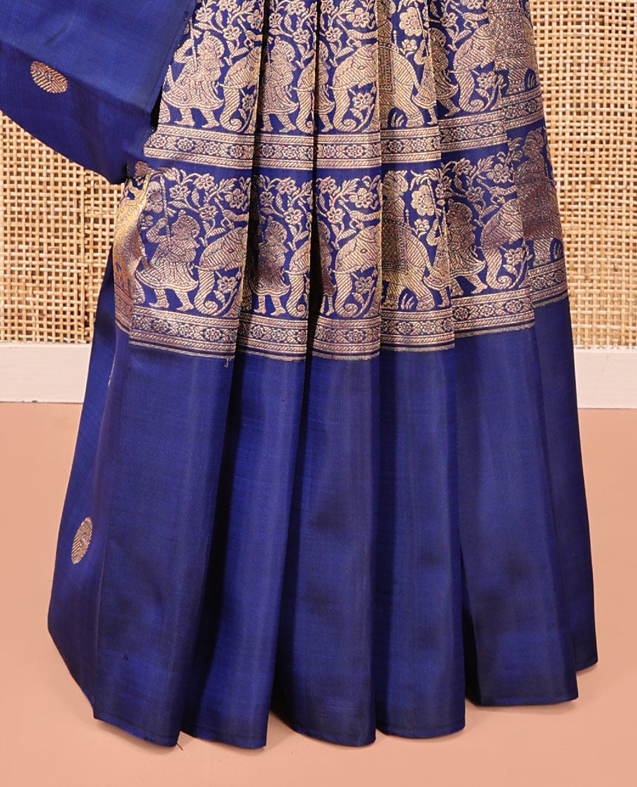 Blue Kanchipuram Designer Silk Saree, Richly Detailed with King and Solider Theme Jacquard Design On Its Body, Highlighted by Zari Border of Rudraksham Designs, Grandly Decked Up Pallu and Paired with a Matching Blouse