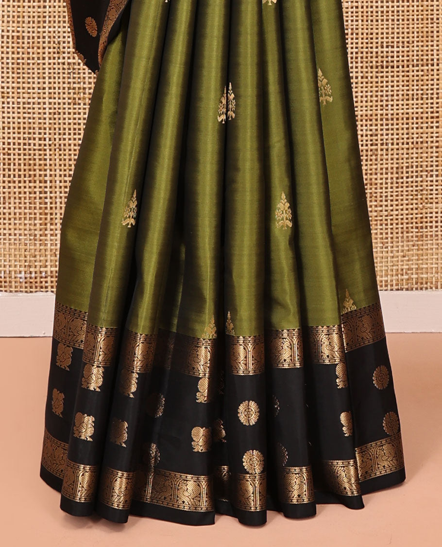 Green Vasundhara Lite Silk Mix Saree, Woven with Zari Buttas All Over Its Body, Complemented by Contrast Border of Rekku, Mayil, and Chakram Designs, Checked Pallu, and Paired with a Contrast Blouse