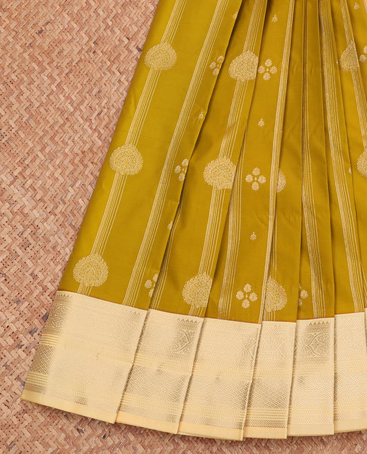 Green Budget Silk Saree, Woven with Zari Designs, Complemented by a Contrast Traditional Zari Border, Sparsely Woven Pallu, and Contrast Blouse