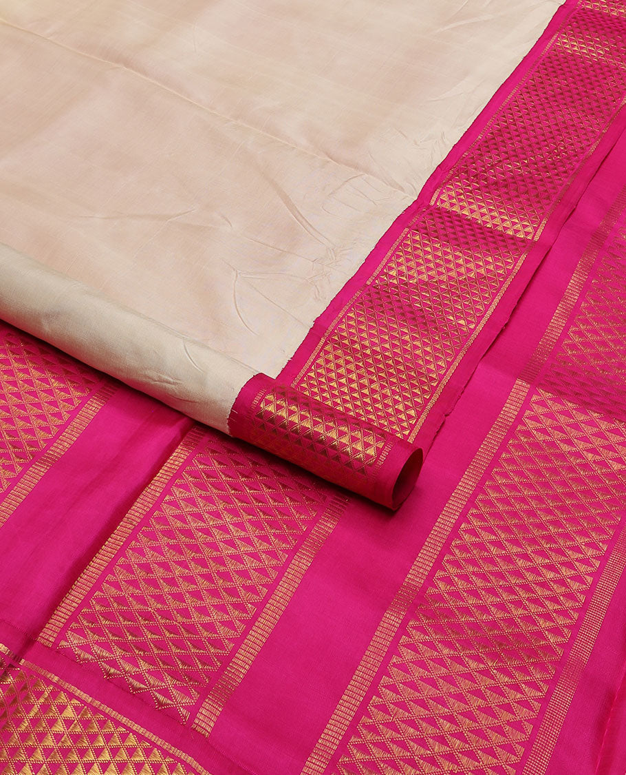 Light cream plain nine-yard silk saree, contrast pink-blue Ganga Jamuna korvai border & pallu of traditional ara maadam designs