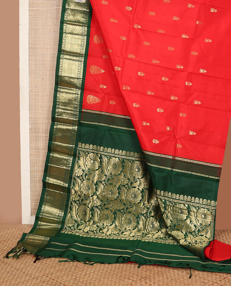 Red zari buttas Kanchipuram silksaree, contrast one-sided korvai border of thilakam mokku, & jaal design & floral design pallu