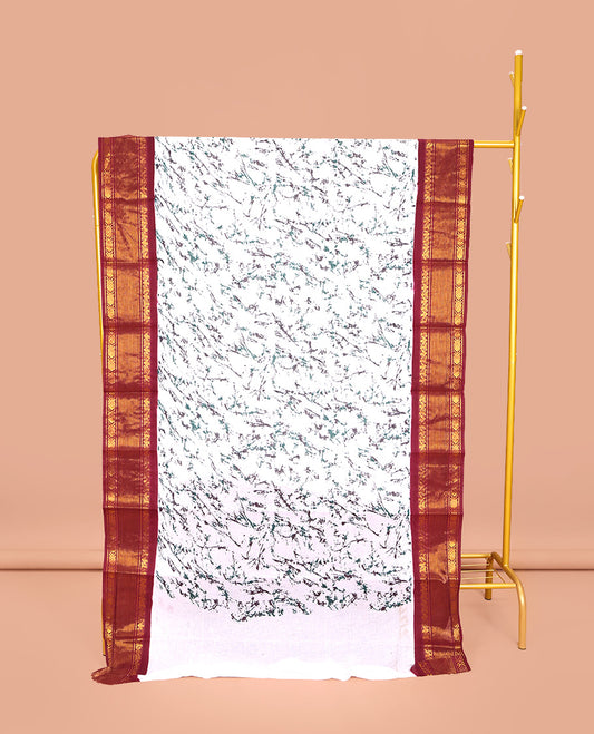 White-Maroon Sungudi Cotton Saree, Uniquely Printed with Paint-Like Splashes on Its Body, Complemented by a Contrast Traditional Zari Design Border, Zari-Striped Pallu, and Has No Blouse