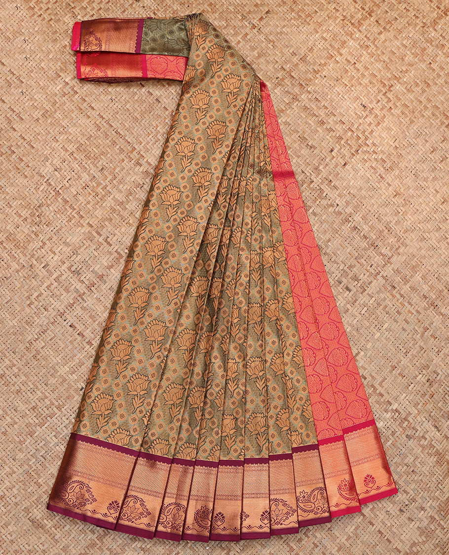 Green Budget Silk Saree, Bedecked with Floral Jacquard, Complemented by Contrast Traditional Zari Border, Intricate Pallu, and a Contrast Blouse