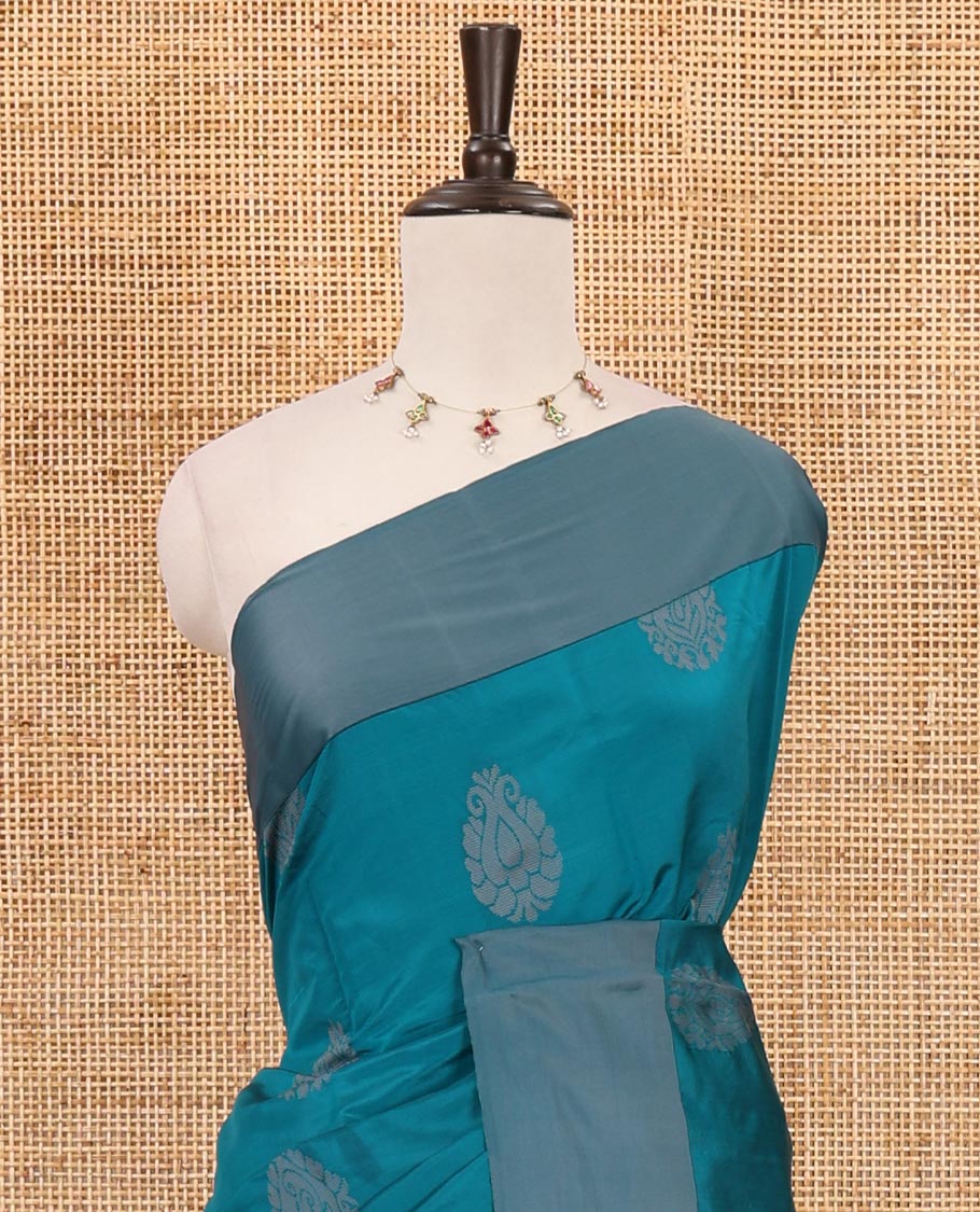 Peacock green butta silk cotton , contrast bawanchi border & thread weaving rich pallu with tussels