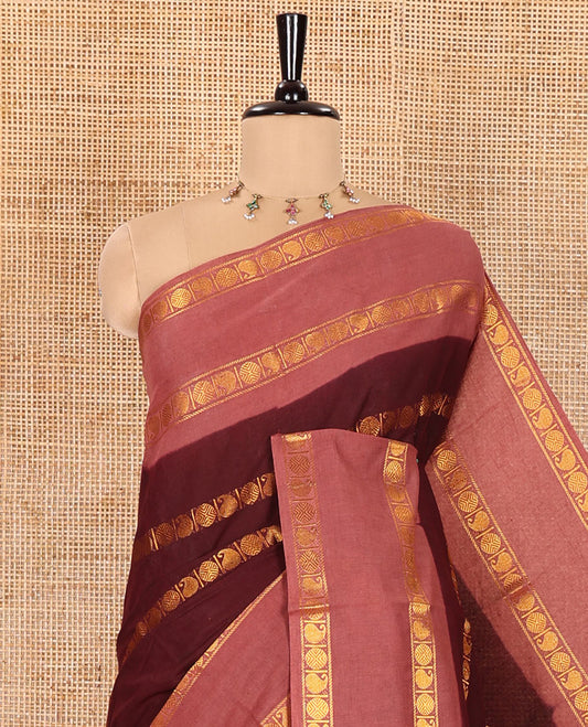 Maroon Sungudi Cotton Saree, Accentuated with Rudraksham and Paisley Buttas on Its Body, Complemented by a Contrast Rettai Pettu Border of Rudraksham and Paisley Designs, Gleaming Zari-Striped Pallu, and Paired with a Contrast Blouse