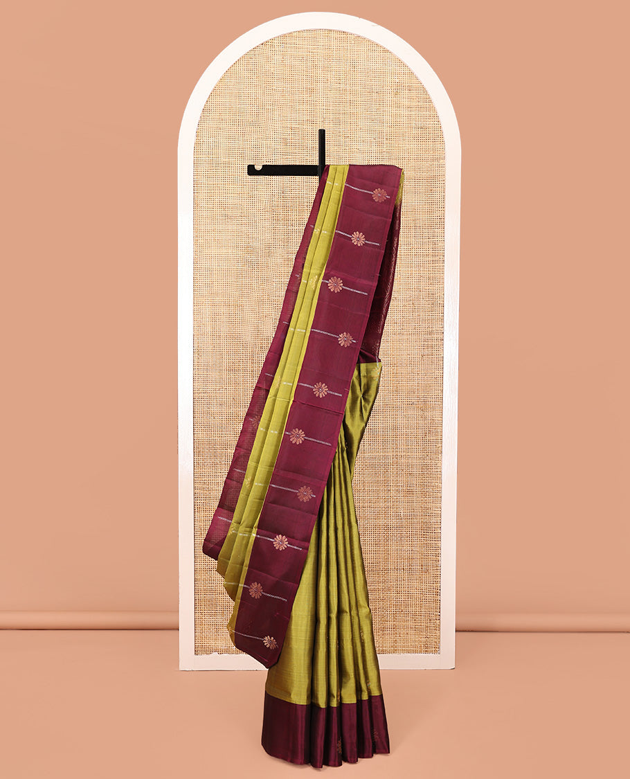 Green Mayuri Soft Silk Saree, Finely Crafted with Floral Stripes All Over the Body, Complemented by a Contrast Border, Contrast Intricately Designed Pallu, and Paired with a Contrast Blouse