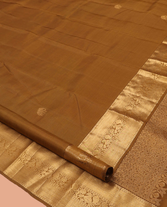 Brown Kanchipuram Silk Saree, Adorned with Yaanai Buttas, Highlighted by Zari Border of Rekku, Poun, Mayil, and Mayil Kann, Zari Design Pallu, and Matching Blouse