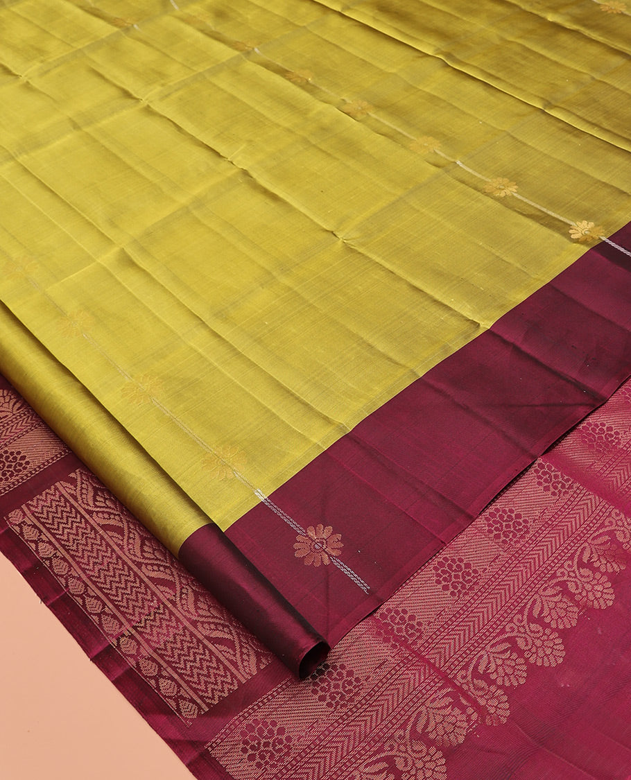 Green Mayuri Soft Silk Saree, Finely Crafted with Floral Stripes All Over the Body, Complemented by a Contrast Border, Contrast Intricately Designed Pallu, and Paired with a Contrast Blouse