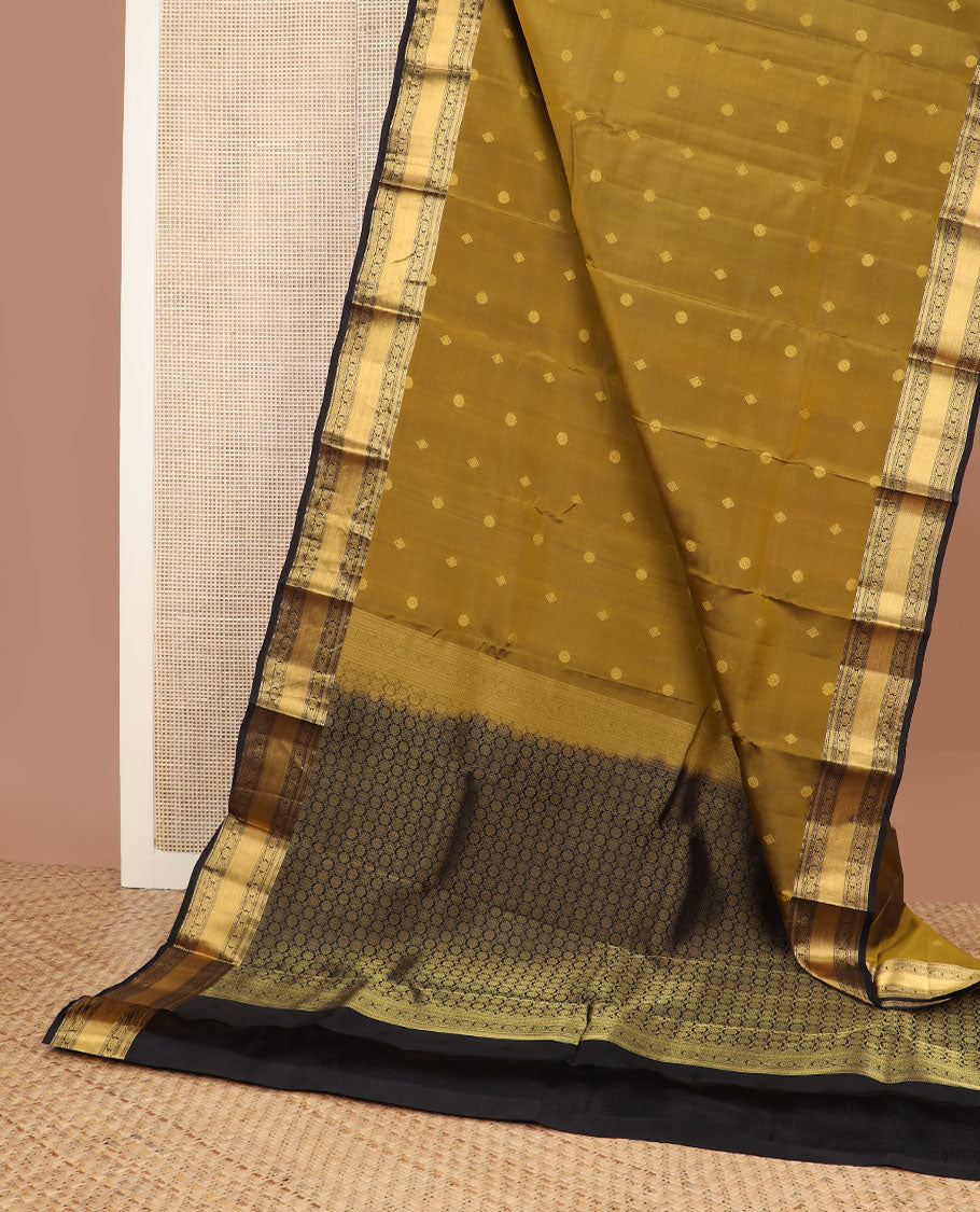 Green buttas vasundhara silk mix saree, contrast chakra motifs pallu & border of muthu,rettai neli poun,banaras,kattari,jadai nagam