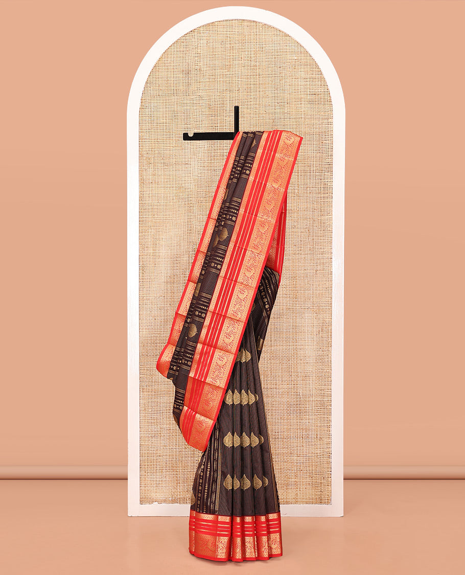 Coffee Brown and Red Budget Silk Saree, Enriched with Zari Buttas and Vaira Oosai Designs On Its Body, Complemented by Contrast Traditional Zari Designs Woven Border, Grand Pallu and Paired with a Contrast Blouse