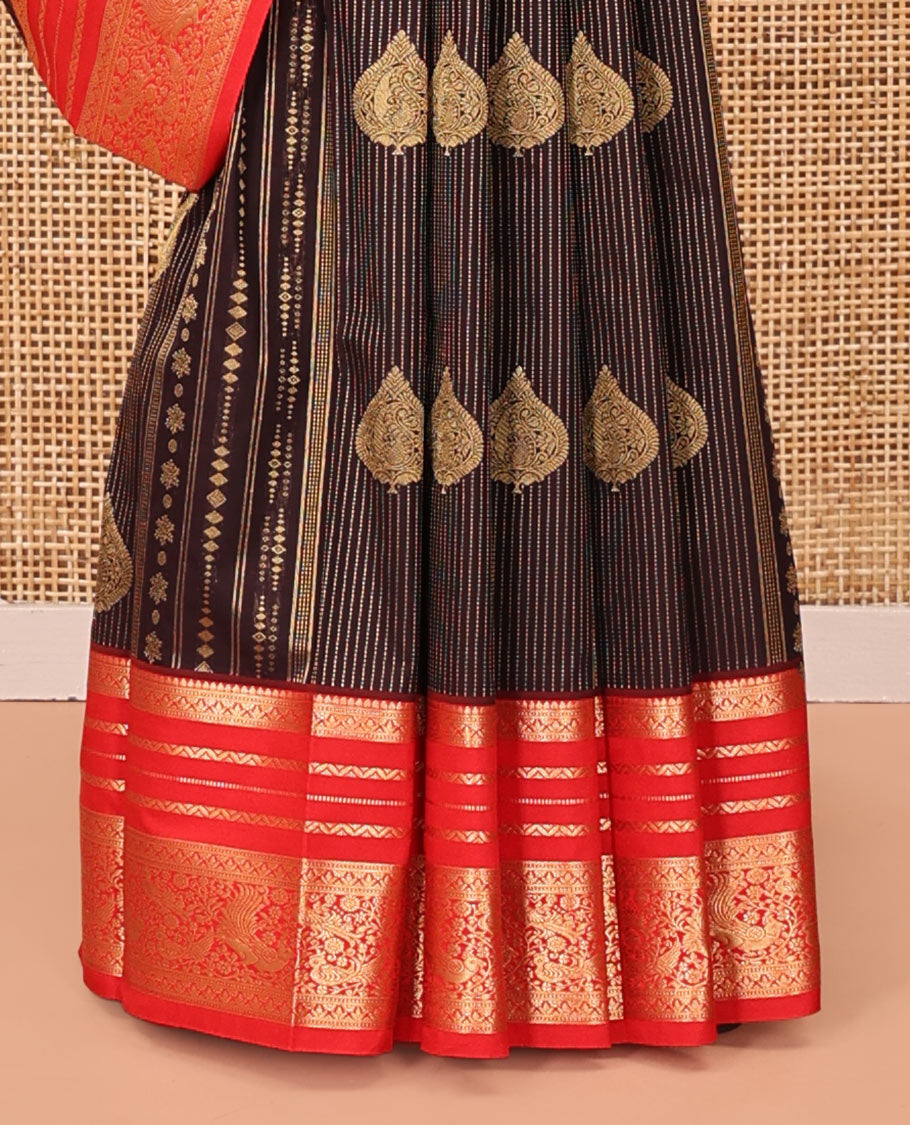 Coffee Brown and Red Budget Silk Saree, Enriched with Zari Buttas and Vaira Oosai Designs On Its Body, Complemented by Contrast Traditional Zari Designs Woven Border, Grand Pallu and Paired with a Contrast Blouse