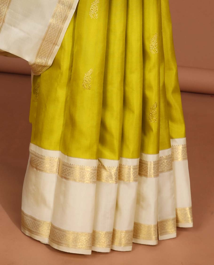 Green paisley buttas kancheepuram silk saree with contrast intricate zari border & traditional zari pallu