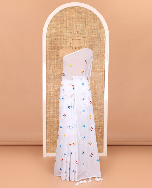 Borderless white floral motifs thread embroidered khadi mul cotton saree, floral motifs thread embroidered pallu, and a matching plain blouse