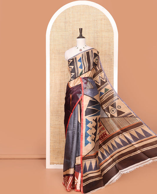 Borderless Multi-Color Printed Silk Saree Impeccably Styled with Modern Art-Theme Motifs Print, Thin Piping Border, Modern Art-Theme Printed Pallu, and a Contrast Subtle Blouse