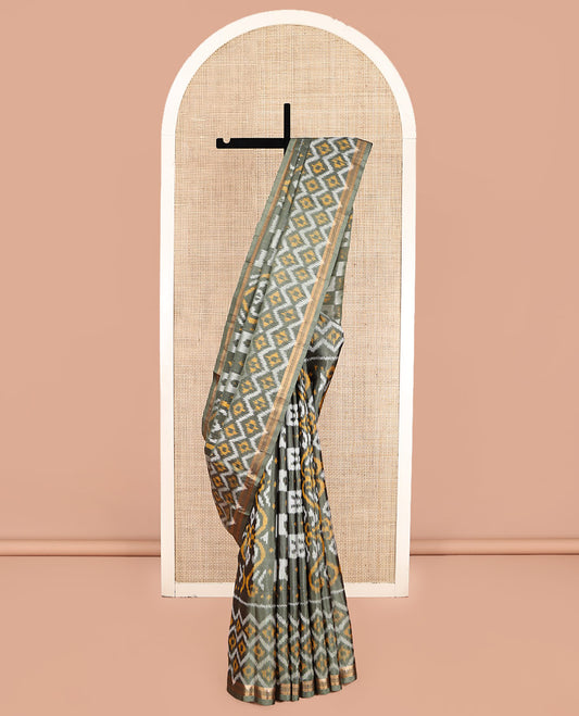 Green Mayuri Soft Silk Saree, Impeccably Styled with Ikat Design, a Piping Border, and a Pallu Features an Intricate Ikat Weave and a Matching Blouse