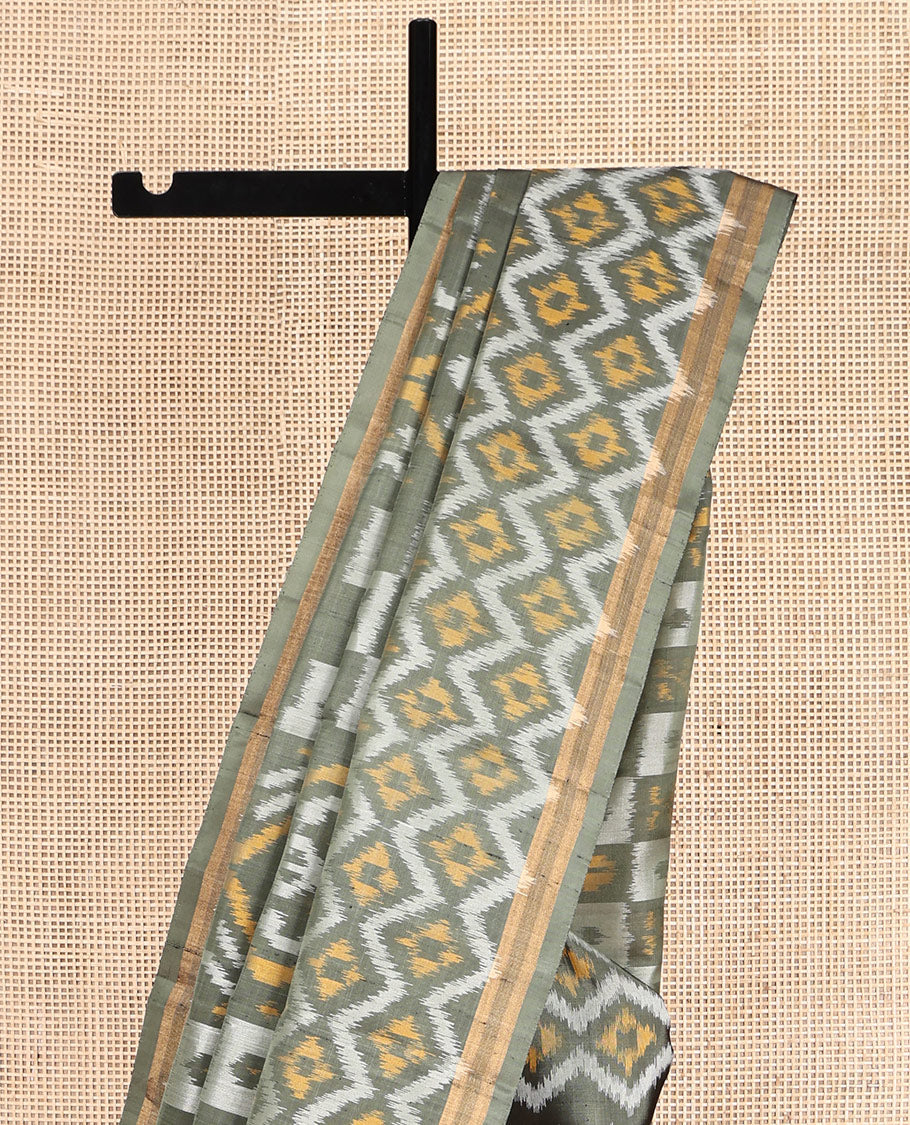 Green Mayuri Soft Silk Saree, Impeccably Styled with Ikat Design, a Piping Border, and a Pallu Features an Intricate Ikat Weave and a Matching Blouse