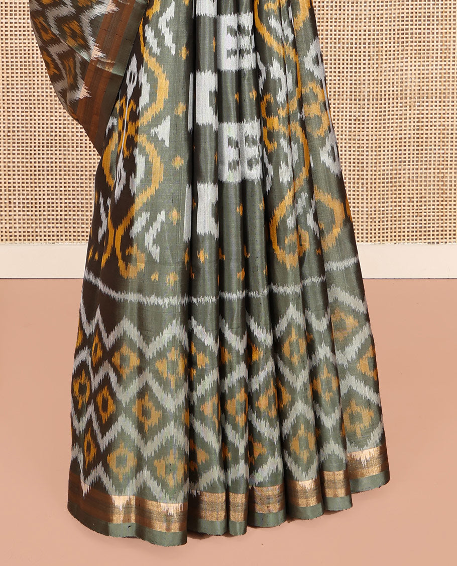 Green Mayuri Soft Silk Saree, Impeccably Styled with Ikat Design, a Piping Border, and a Pallu Features an Intricate Ikat Weave and a Matching Blouse