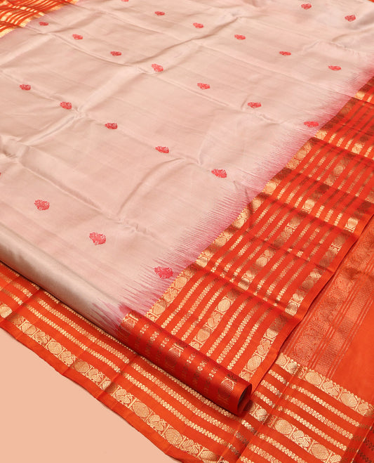 Beige Kanchipuram Silk Saree, Woven with Iruthalai Pakshi Buttas, Complemented by a Contrast Border of Mayil, Poun, Muthu, and Kathir Designs, Intricate Pallu, and a Contrast Blouse