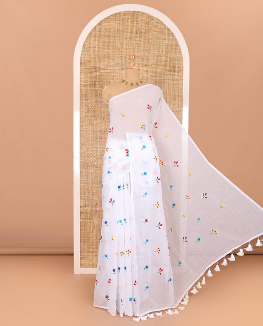 Borderless white floral motifs thread embroidered khadi mul cotton saree, floral motifs thread embroidered pallu, and a matching plain blouse