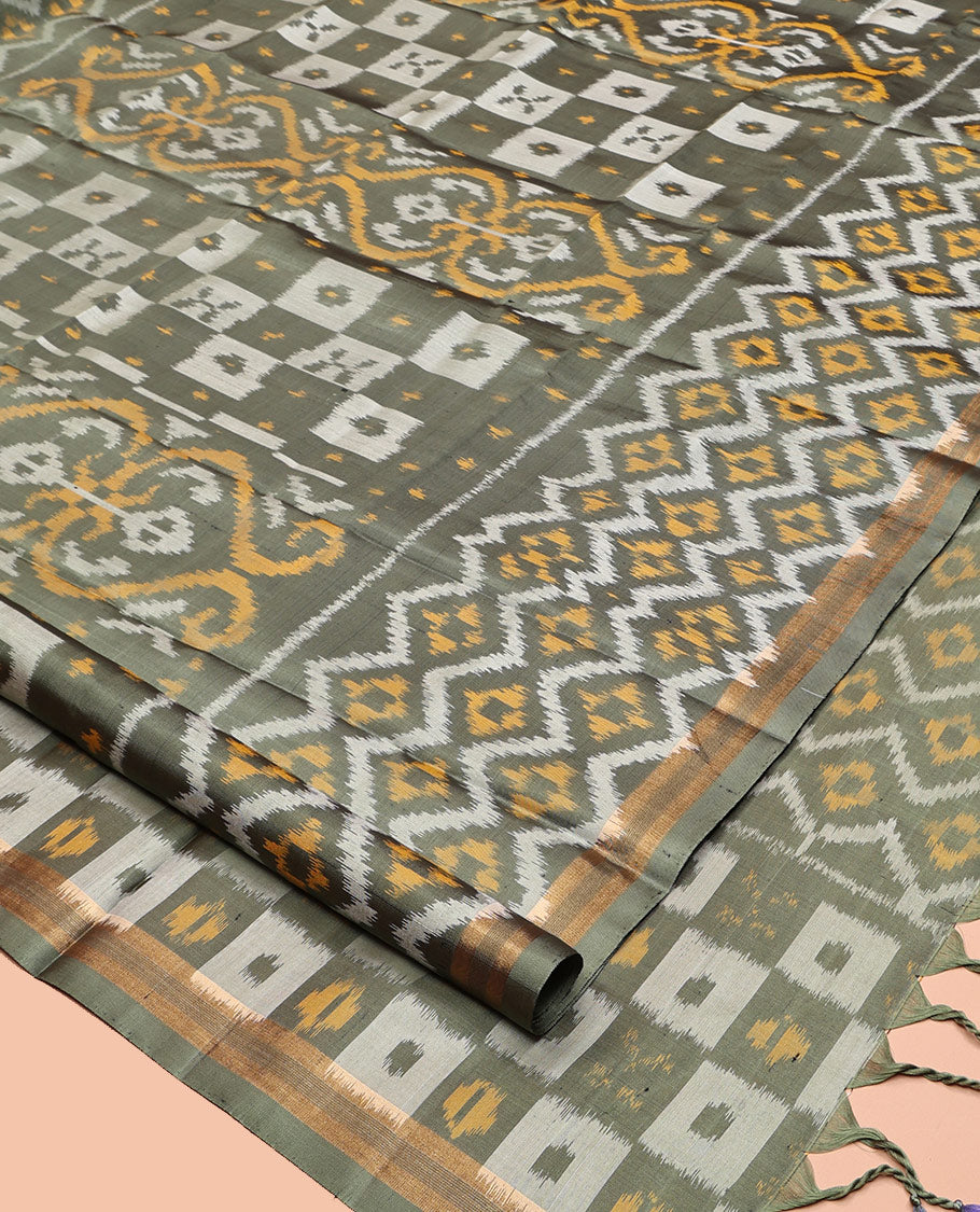Green Mayuri Soft Silk Saree, Impeccably Styled with Ikat Design, a Piping Border, and a Pallu Features an Intricate Ikat Weave and a Matching Blouse