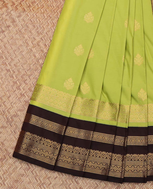 Green Budget Silk Saree, Adorned with Zari Buttas All Over Its Body, Complemented by Contrast Traditional Zari Designs Woven Border, Grand Jaal Pallu and Paired with a Contrast Blouse