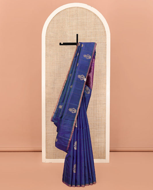 Borderless Blue Kanchipuram Silk Saree, Gleamed Up with Butta Enclosed Checked All Over Its Body, Complemented by a Contrast Pallu of Manga Mokku, and Kodi Visiry Designs, and Paired with a Contrast Blouse
