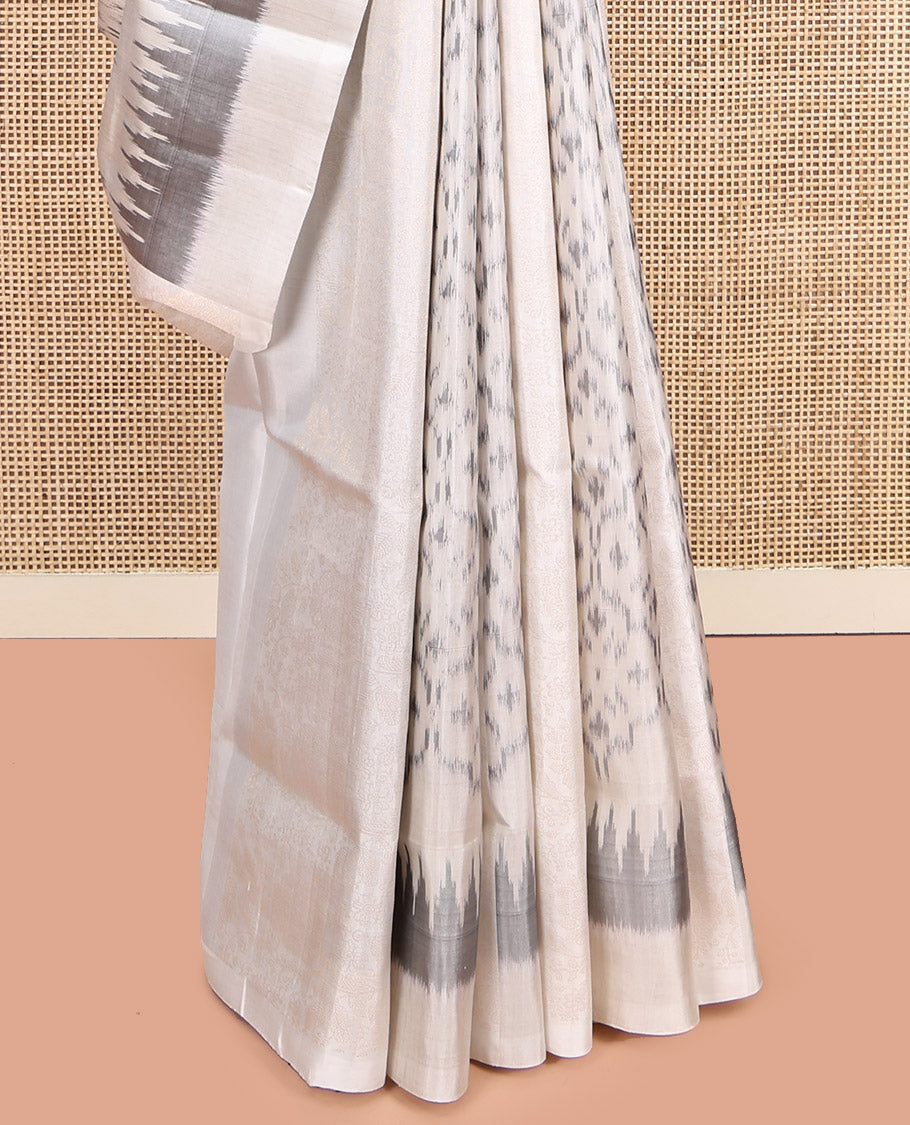 Borderless White Mayuri Soft Silk Saree, Detailed with Ogee and Temple Designs, Complemented by Contrast Pallu of Floral Jaal Design, and Contrast Blouse