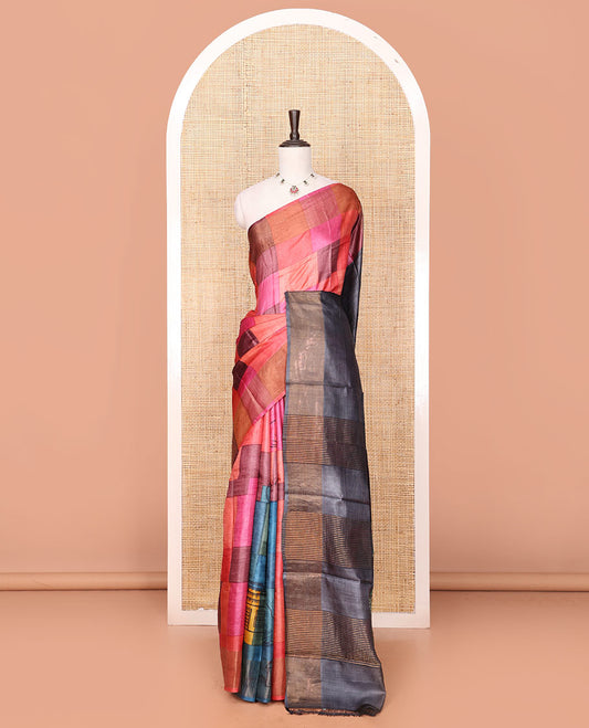 Borderless Multi-Color Checked Tussar Saree Made Spotlighted with a Contrast Pallu Featuring a House Scenery Print, Along with a Contrast House Scenery Printed Blouse