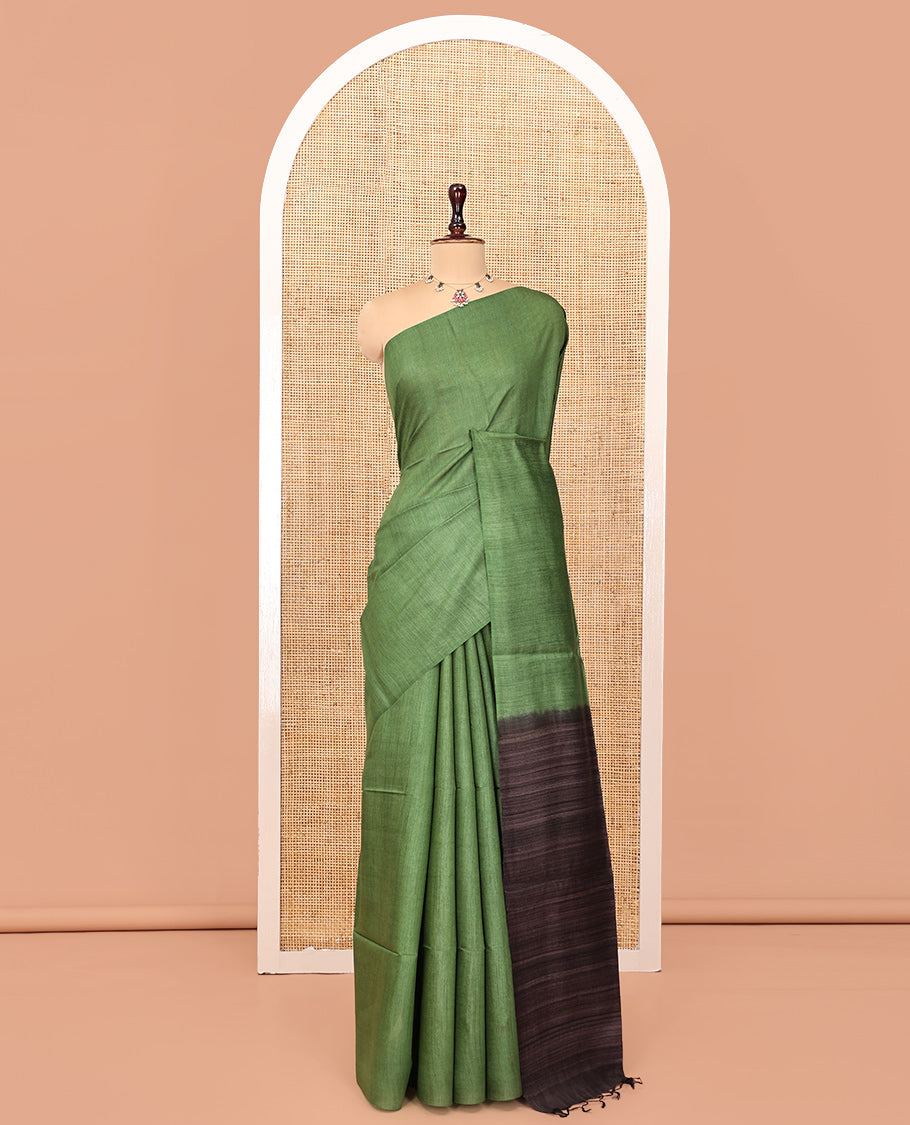Borderless Green Plain Tussar Silk Saree, Contrast Plain Pallu, and Contrast Blouse