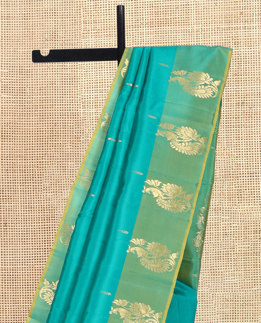 Blue Kanchipuram Silk Saree, Graced with Zari Buttas, Contrast Mayil Border, Floral Design Woven Pallu, and a Contrast Blouse
