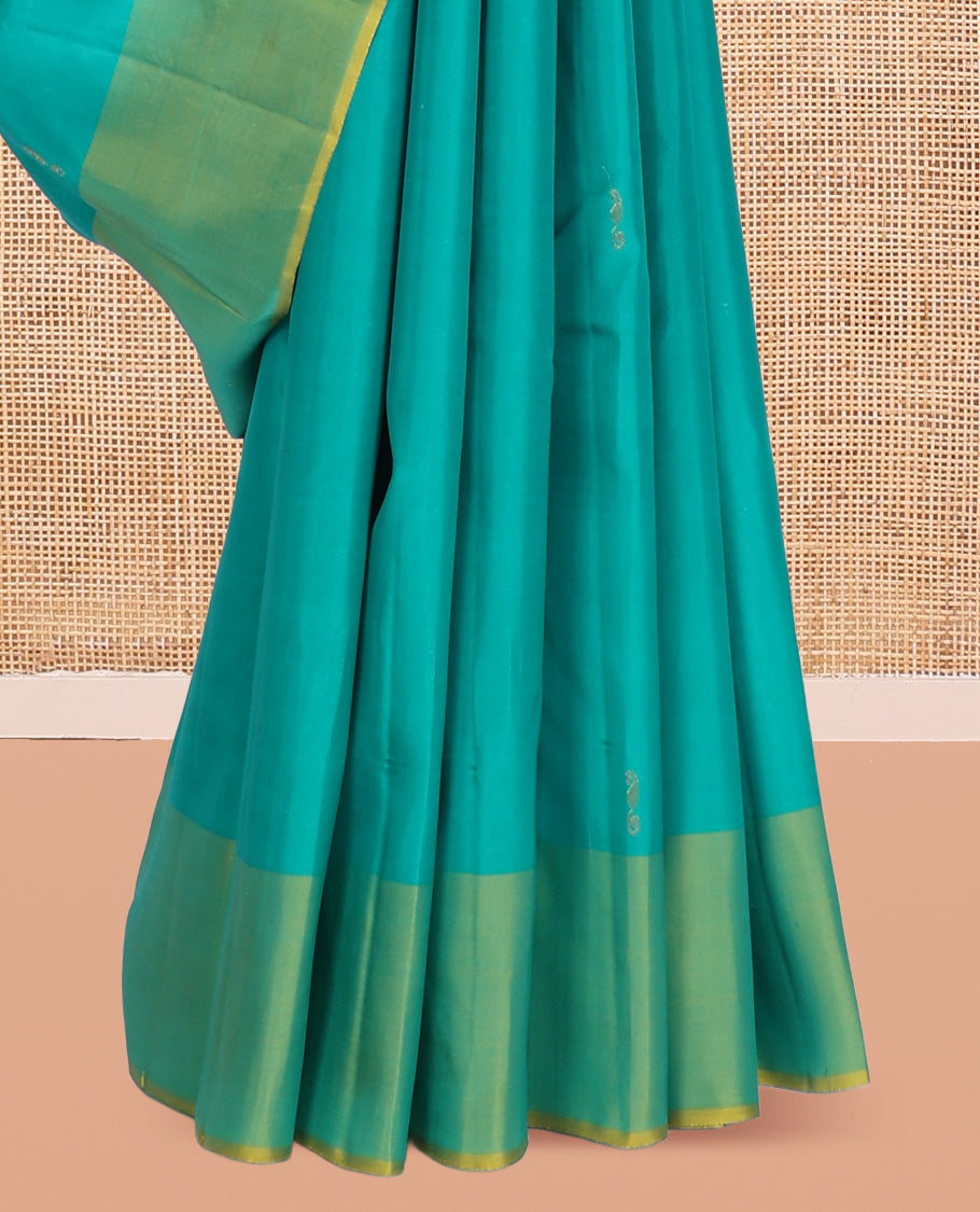 Blue Kanchipuram Silk Saree, Graced with Zari Buttas, Contrast Mayil Border, Floral Design Woven Pallu, and a Contrast Blouse