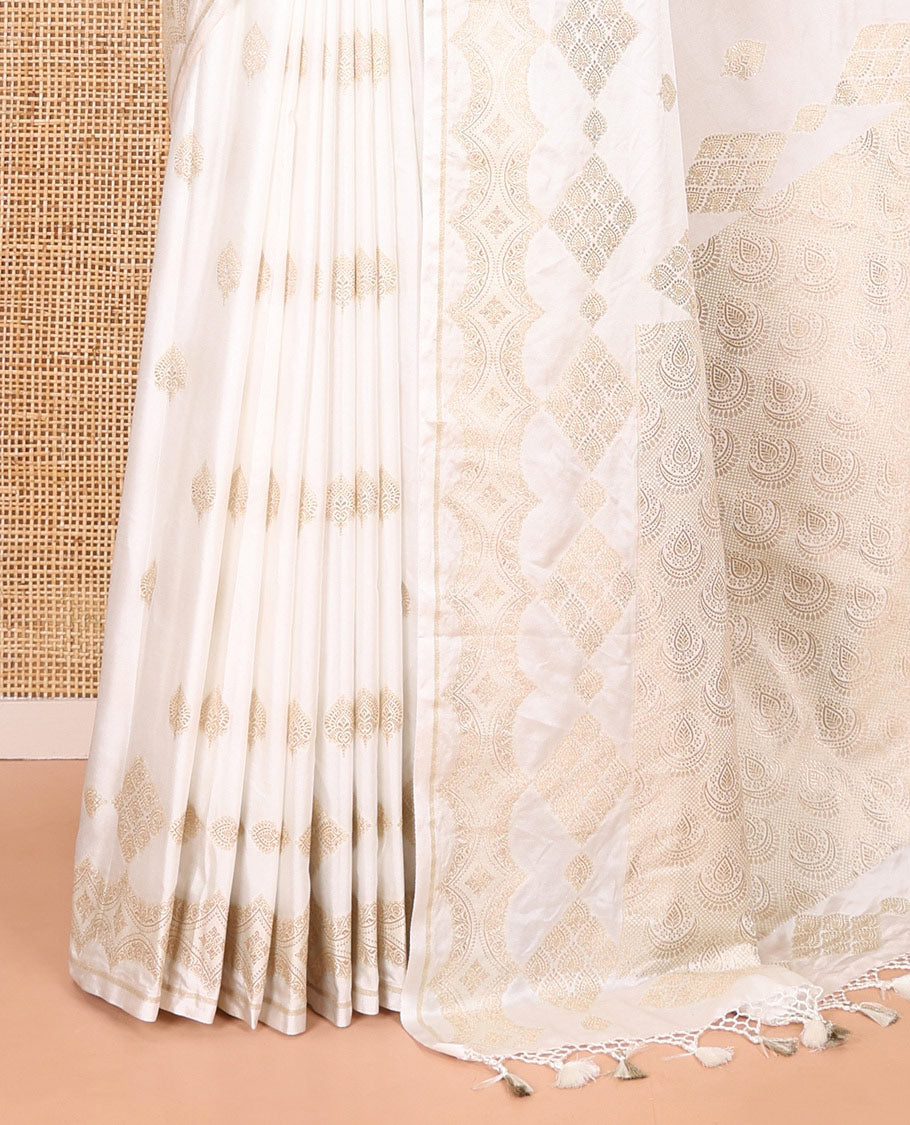 Borderless white zari buttas and diamond buttas mushru silk saree, intricately designed pallu, and a matching blouse