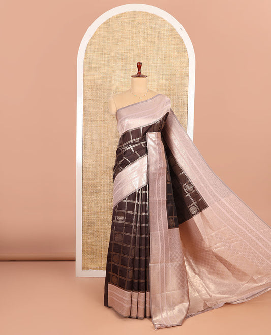 Coffee Brown and Peach Litchi Saree Gracefully Gleamed up with Chakra Butta Enclosed Zari Checks, Complemented by a Contrast Border Steeped with Chakram Motifs, Pallu Featuring Intricate Designs, and Comes with a Contrast Blouse