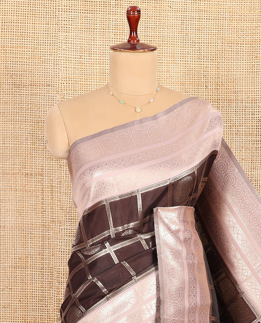 Coffee Brown and Peach Litchi Saree Gracefully Gleamed up with Chakra Butta Enclosed Zari Checks, Complemented by a Contrast Border Steeped with Chakram Motifs, Pallu Featuring Intricate Designs, and Comes with a Contrast Blouse