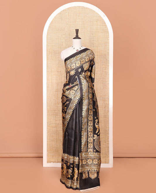 Black Printed Silk Saree Featuring Temple Interior Architecture-Inspired Motifs Print, Enhanced by an Intricately Detailed Border, a Grandly Printed Pallu, and Paired with a Matching Blouse Steeped in Elegant Paisley Motifs