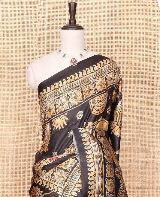 Black Printed Silk Saree Featuring Temple Interior Architecture-Inspired Motifs Print, Enhanced by an Intricately Detailed Border, a Grandly Printed Pallu, and Paired with a Matching Blouse Steeped in Elegant Paisley Motifs