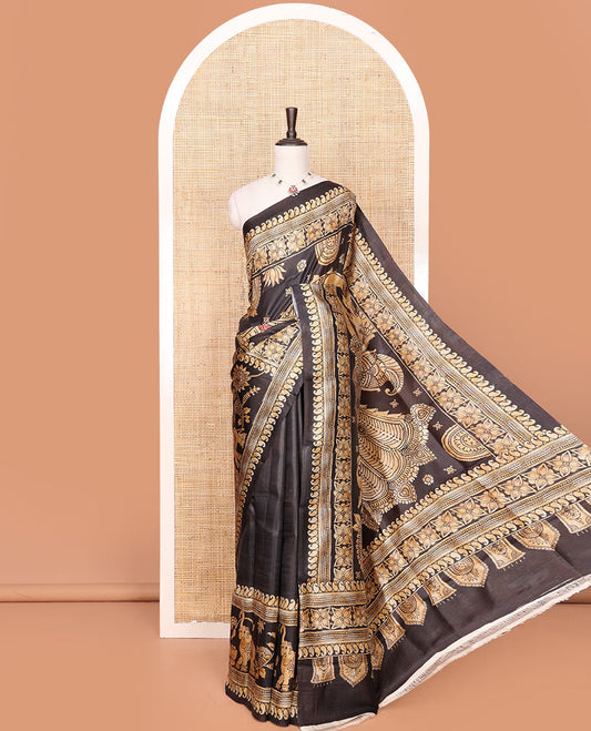 Black Printed Silk Saree Featuring Temple Interior Architecture-Inspired Motifs Print, Enhanced by an Intricately Detailed Border, a Grandly Printed Pallu, and Paired with a Matching Blouse Steeped in Elegant Paisley Motifs