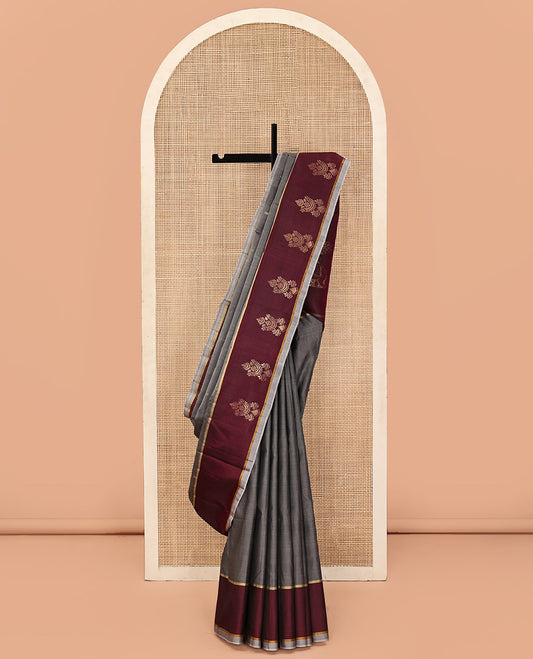 Grey Kanchipuram Silk Saree, Delicately Woven with Buttas All Over Its Body, Complemented by a Contrast Border of Jhumka Designs, Pallu Features Yaanai Designs, and Paired with a Contrast Blouse