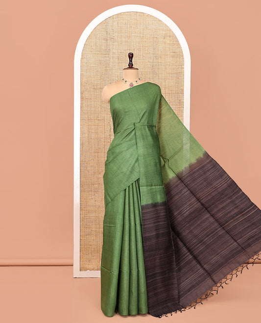 Borderless Green Plain Tussar Silk Saree, Contrast Plain Pallu, and Contrast Blouse