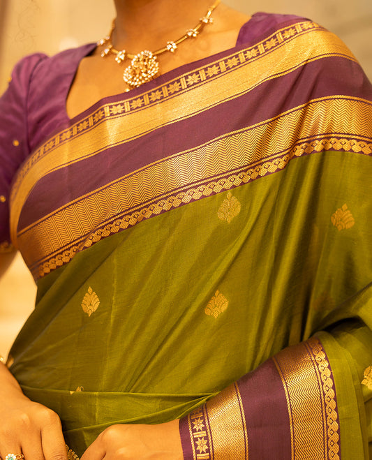 Mehendi Green-Magenta Vasundhara Lite Silk Mix Saree, Enriched with Zari Buttas, Complemented by Contrast Rettai Pettu Border of Salangai, Vanki, Mayil Kann, and Star Vanki Designs, Intricately Designed Pallu, and Paired with a Contrast Blouse