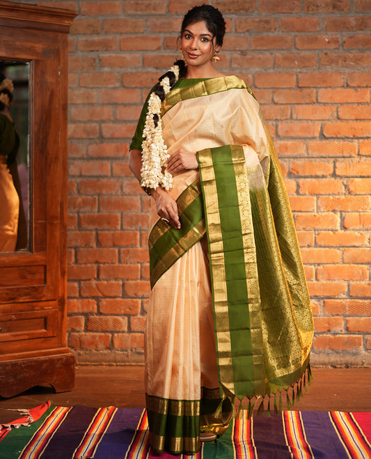 Sandal Vasundhara Silk Saree, Finely Crafted with Zari Buttas and Checked Design, Complemented by a Contrast One-Sided Rettai Pettu Border of Rekku, Laddu Kamalam, Mayil Kann and Kodi Visiry Designs, Grand Jaal Pallu, and Paired with a Contrast Blouse