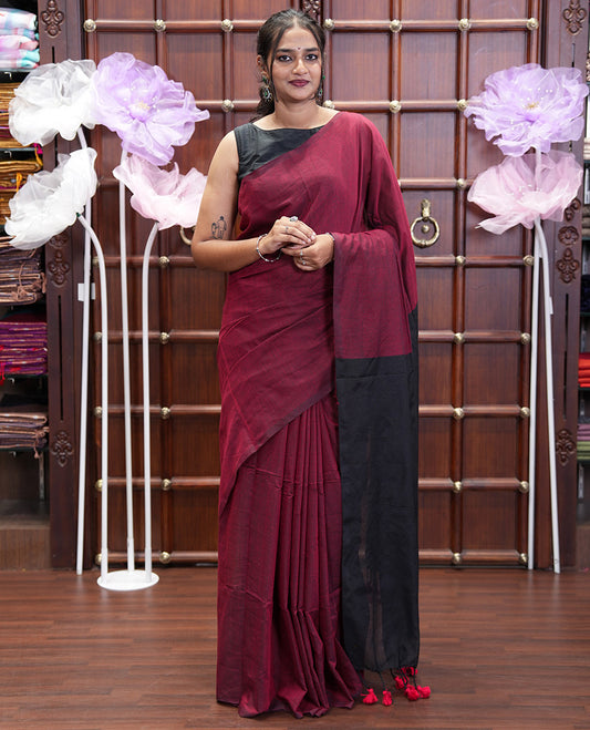 Borderless Red and Black Plain Khadi Mul Cotton Saree, Highlighted by Captivating Contrast Colored Pallu, and Paired with a Contrast Blouse