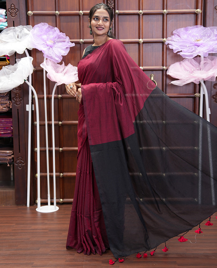 Borderless Red and Black Plain Khadi Mul Cotton Saree, Highlighted by Captivating Contrast Colored Pallu, and Paired with a Contrast Blouse