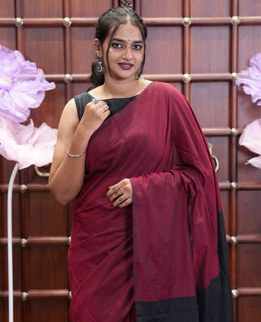 Borderless Red and Black Plain Khadi Mul Cotton Saree, Highlighted by Captivating Contrast Colored Pallu, and Paired with a Contrast Blouse