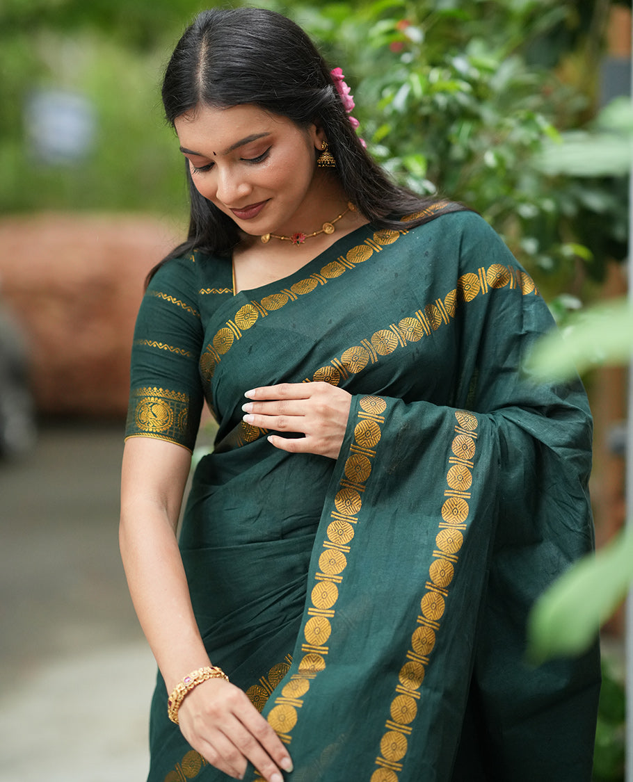 Green Plain Sungudi Cotton Saree, Highlighted by Traditional Rettai Pettu Rudraksham Border, Striped Pallu, and a Matching Blouse