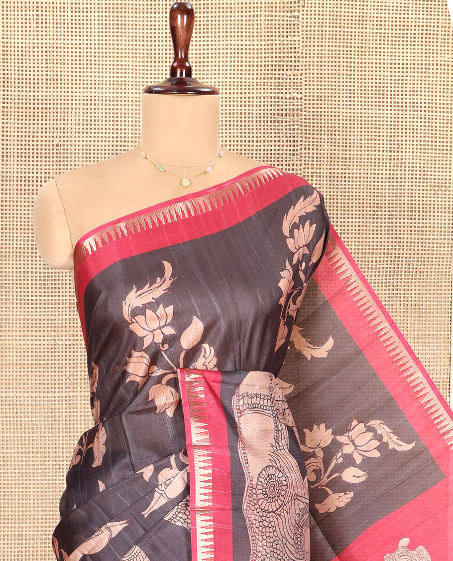 Black Semi-Tussar Silk Saree, Gracefully Detailed with Kalamkari-Style Human Motifs Printed on Its Body, Complemented by a Contrast Temple Zari Border, Creatively Kalamkari Printed Pallu, and Paired with a Contrast Blouse
