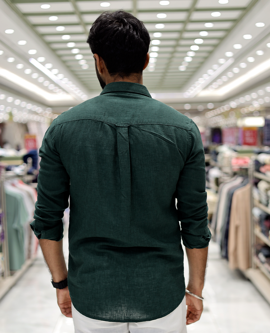 Green Solid Linen-Blended Casual Shirt Features Full Sleeves, a Slim Fit, a Spread Collar, and a Regular Length