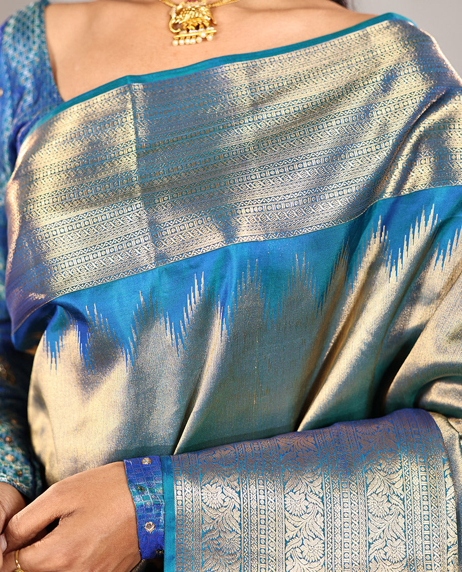 Scintillating Blue Vasundhara Lite-Silk Mix Saree, Gleamed Up with Zari on Its Body, Highlighted by Thazampoo Rekku Border of Neli, Paisa, Cross Kamalam, and Kodi Visiry Designs, a Grand Geometric-Patterned Pallu, and Paired with a Matching Blouse